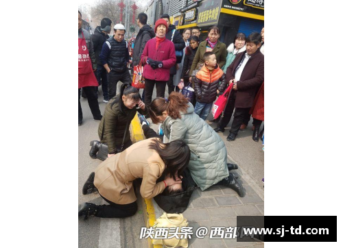 永利yl23455球员突发昏迷，场外医疗抢救全程记录震撼人心场面